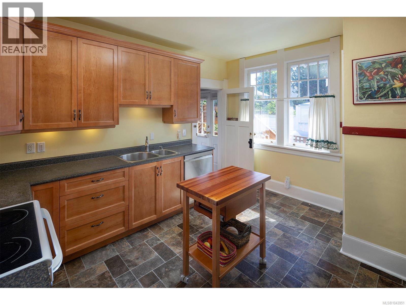 1630 Pinewood Ave - 23