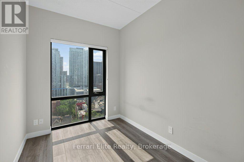 #1114 15 QUEEN STREET S - 17
