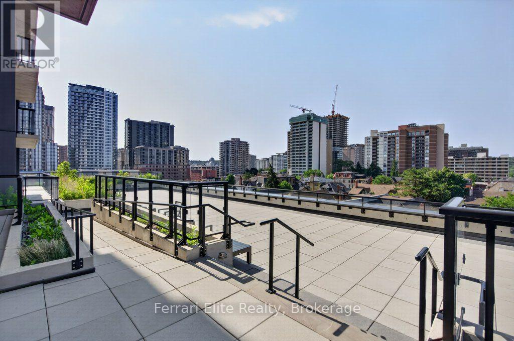 #1114 15 QUEEN STREET S - 32