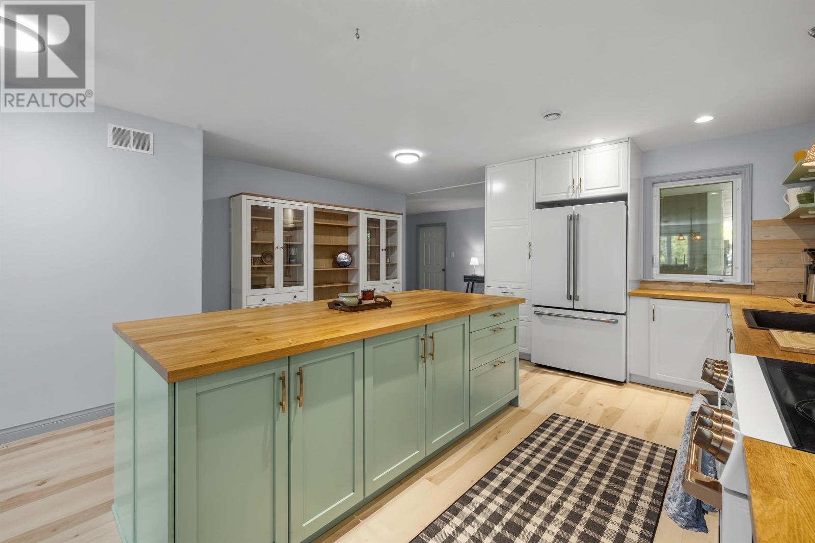 843 Rattenbury Road - Image 11
