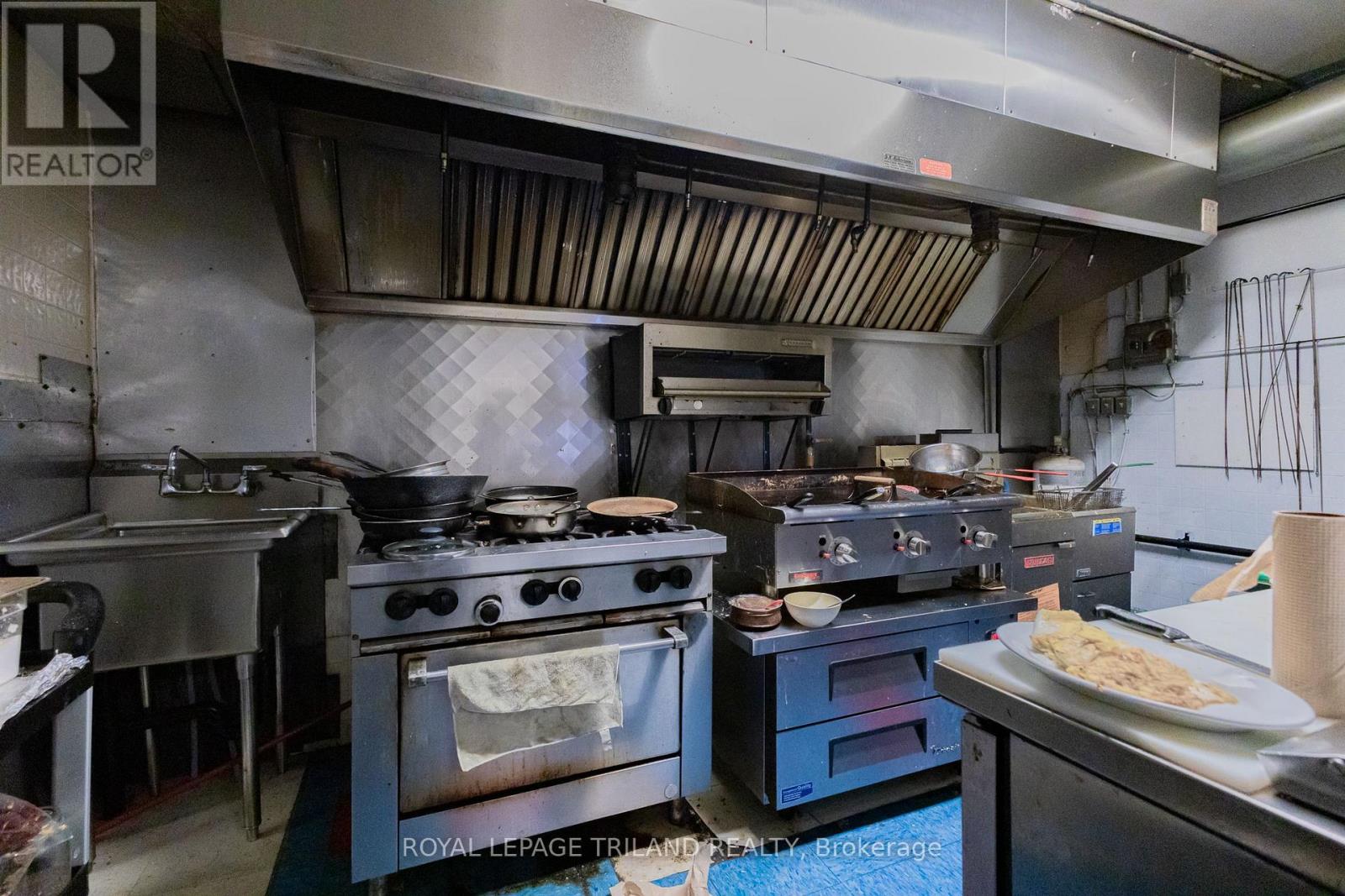 41 MAIN STREET E - 27