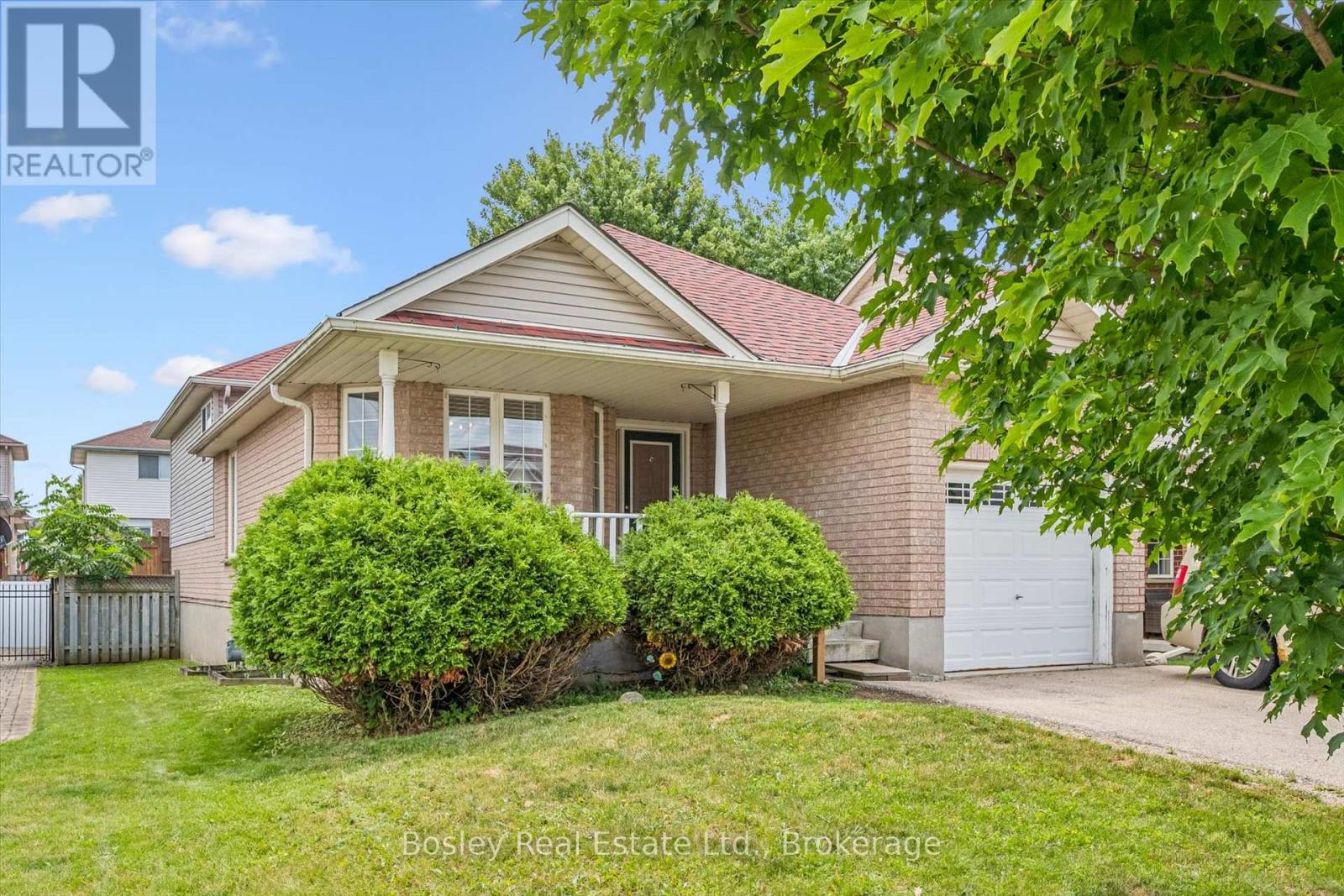 4 HAYWARD CRESCENT - 1