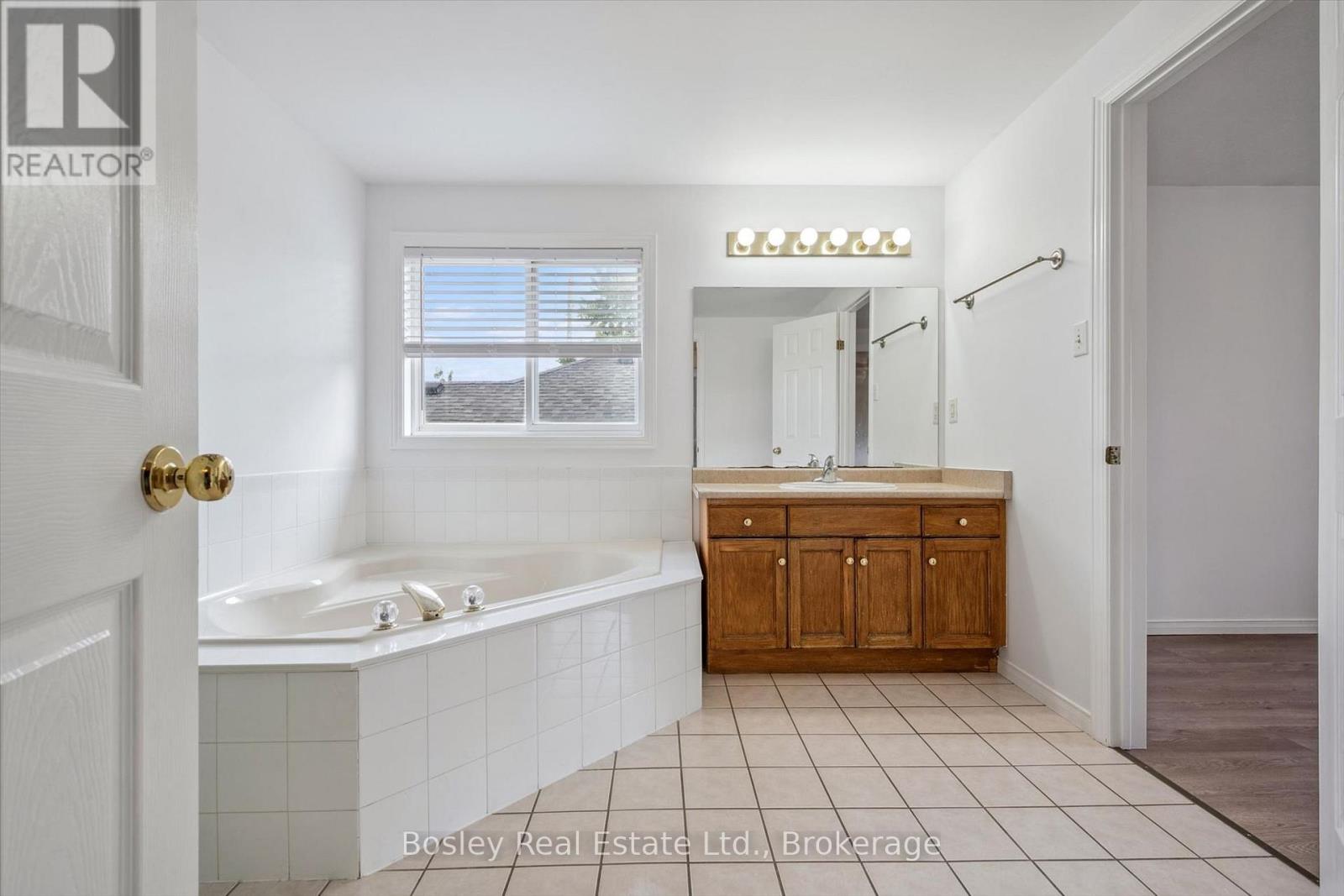 4 HAYWARD CRESCENT - 16