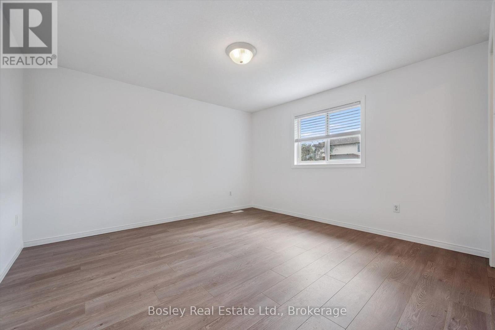 4 HAYWARD CRESCENT - 18