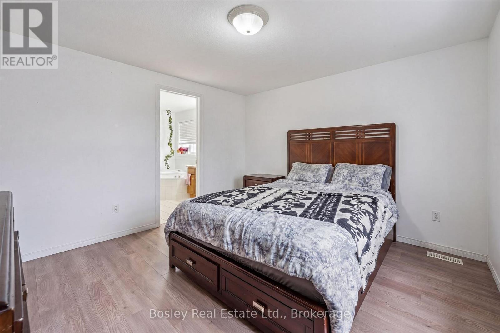 4 HAYWARD CRESCENT - 25