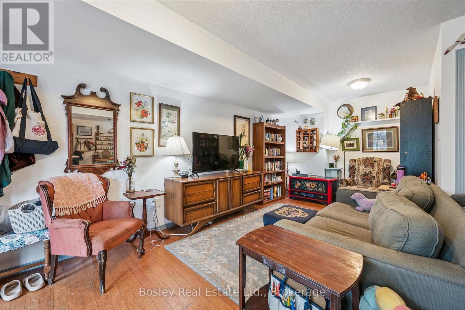 4 HAYWARD CRESCENT - 28