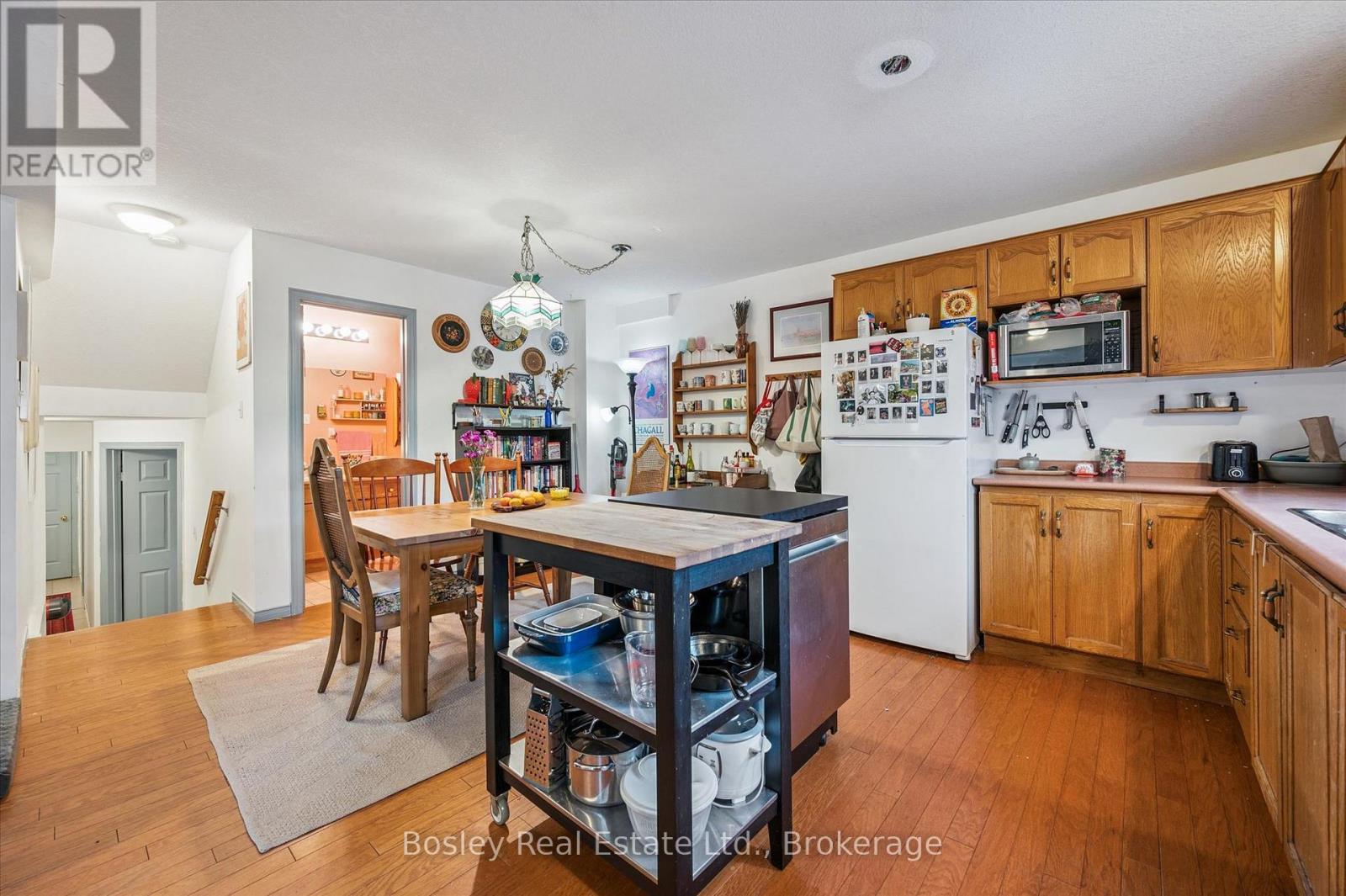 4 HAYWARD CRESCENT - 32
