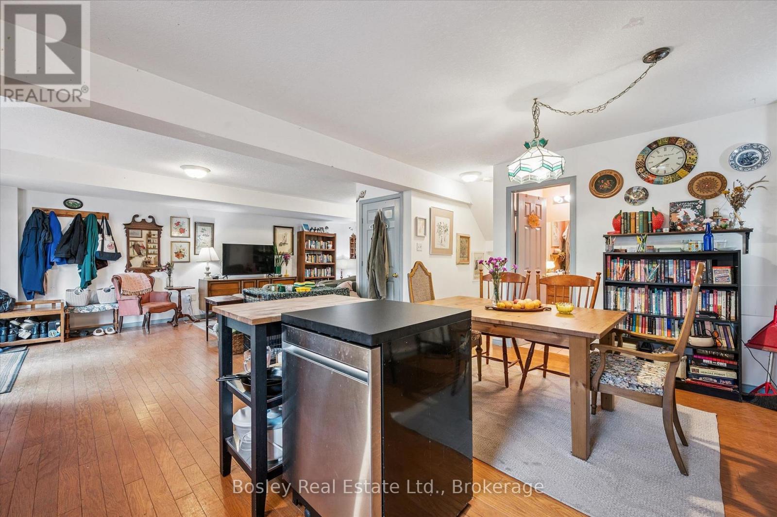 4 HAYWARD CRESCENT - 33