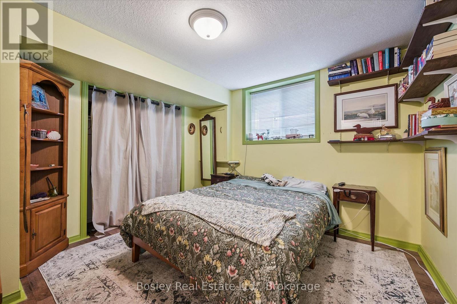 4 HAYWARD CRESCENT - 39