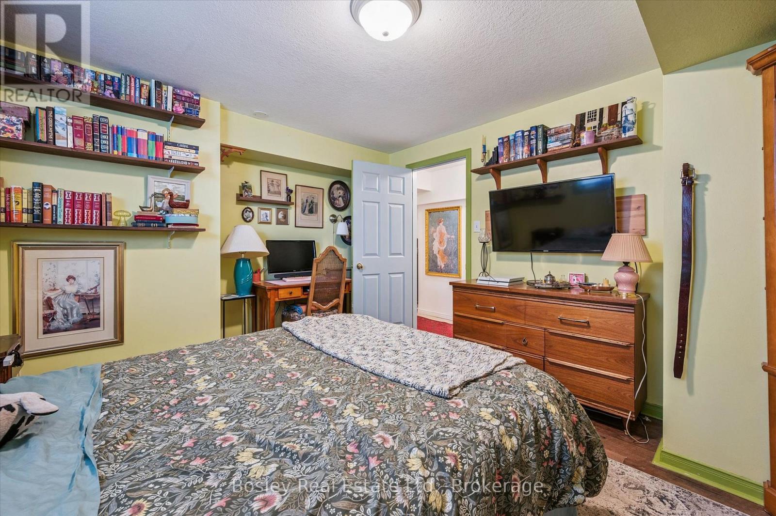 4 HAYWARD CRESCENT - 40