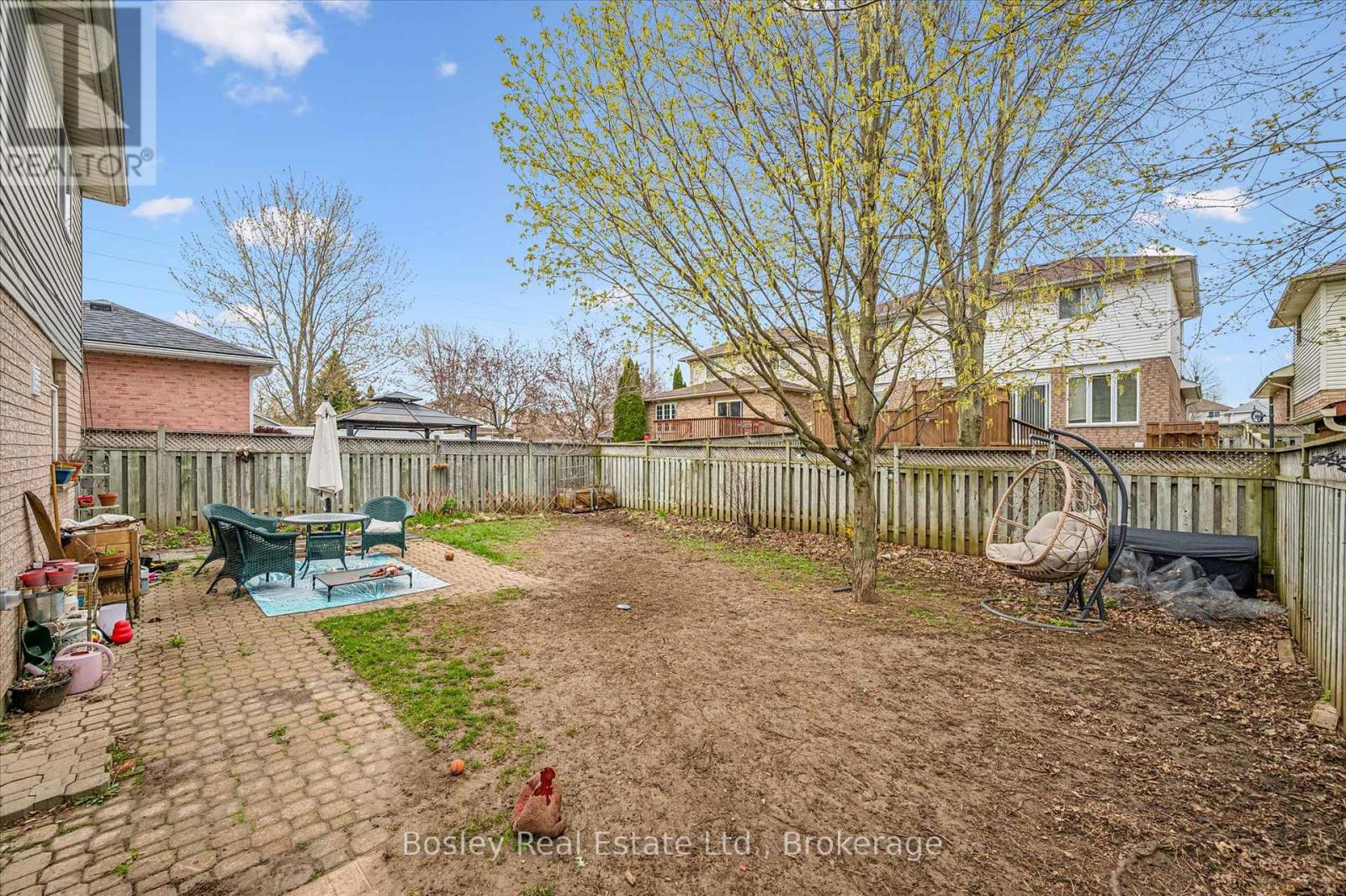 4 HAYWARD CRESCENT - 41