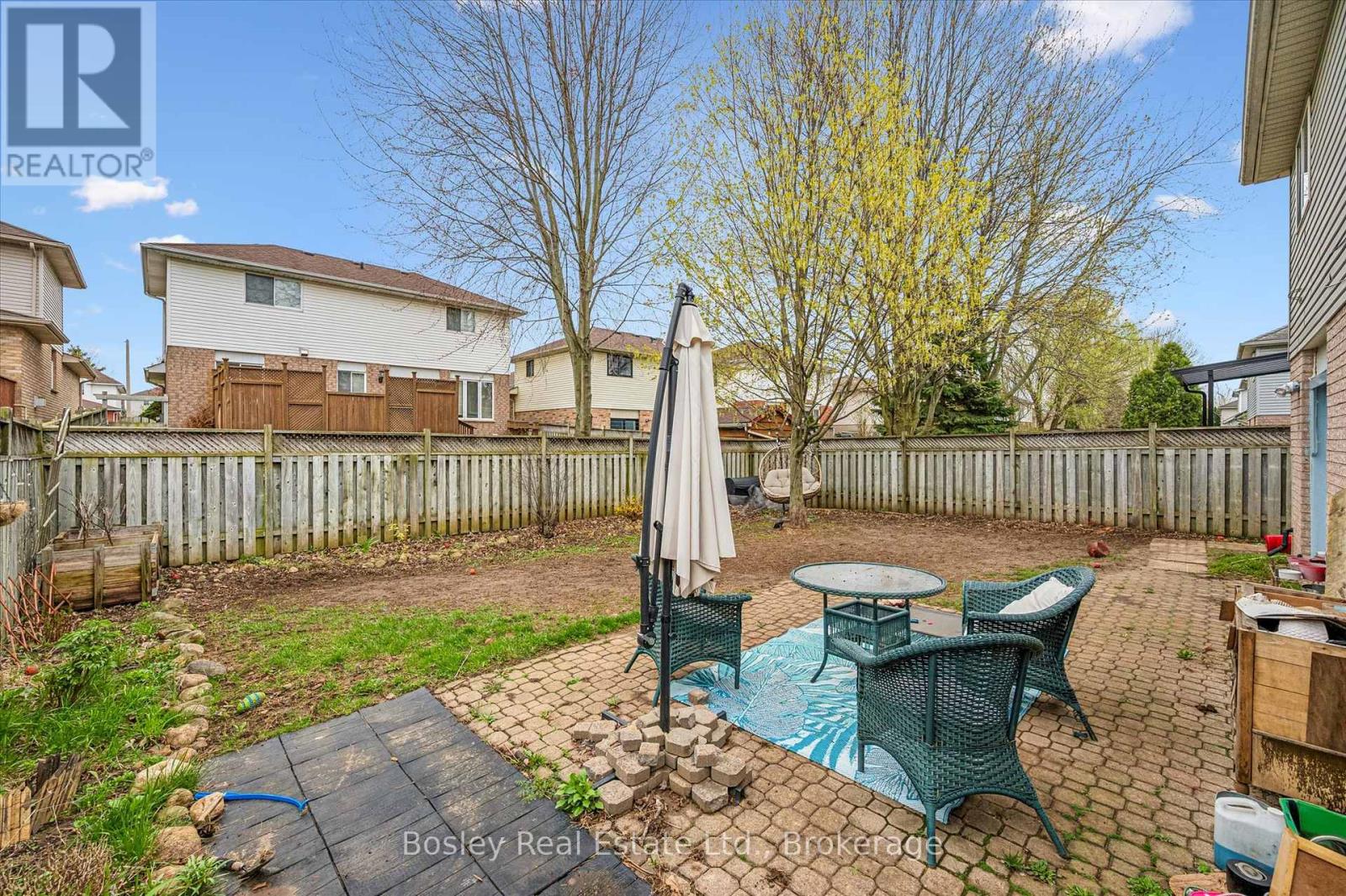 4 HAYWARD CRESCENT - 42