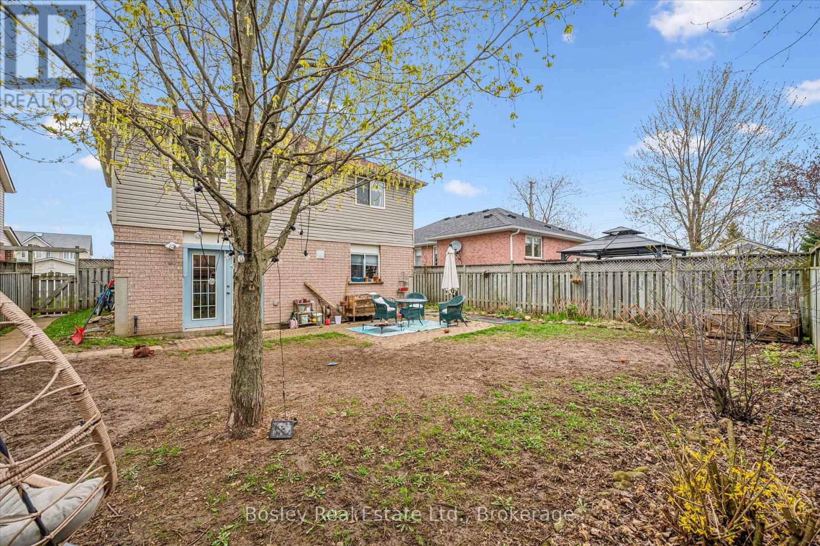 4 HAYWARD CRESCENT - 43