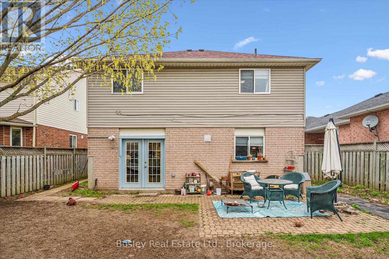 4 HAYWARD CRESCENT - 44