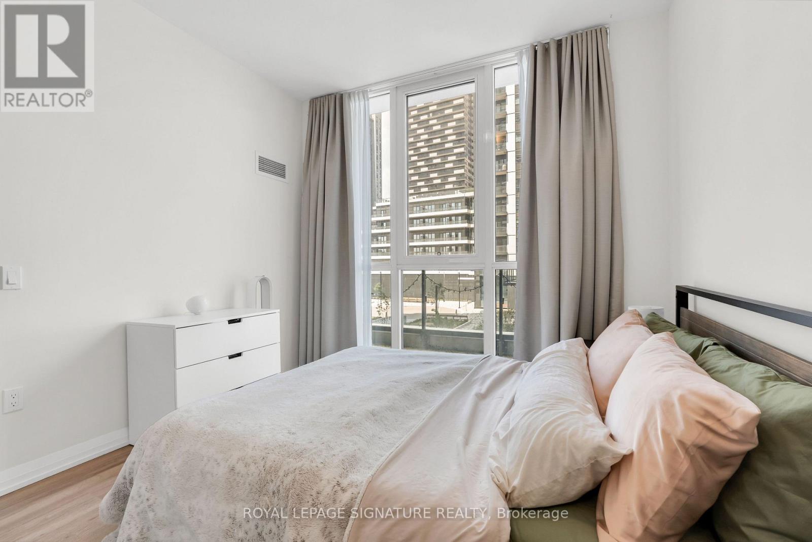 #218 35 WATERGARDEN DRIVE - Image 14