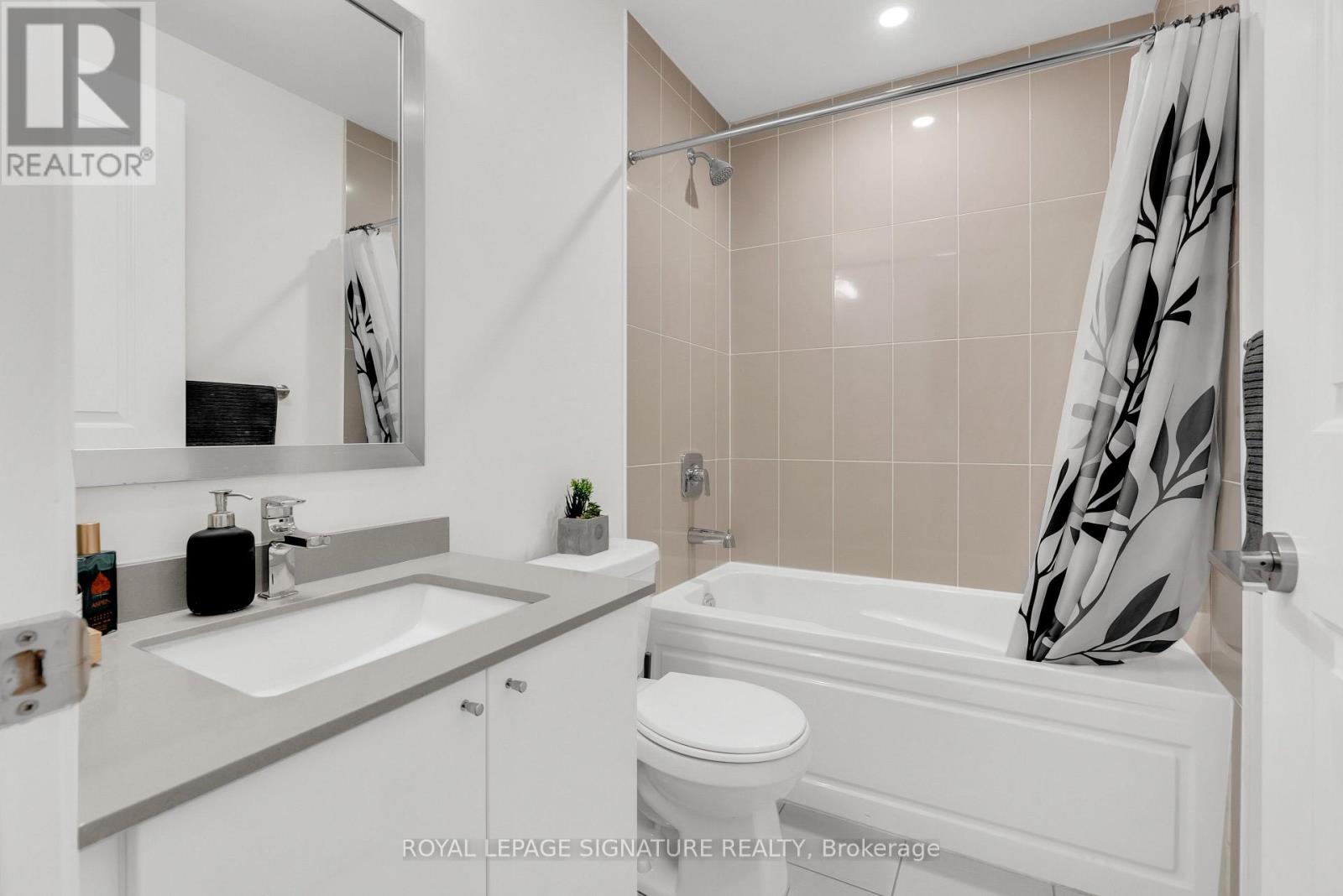 #218 35 WATERGARDEN DRIVE - Image 23