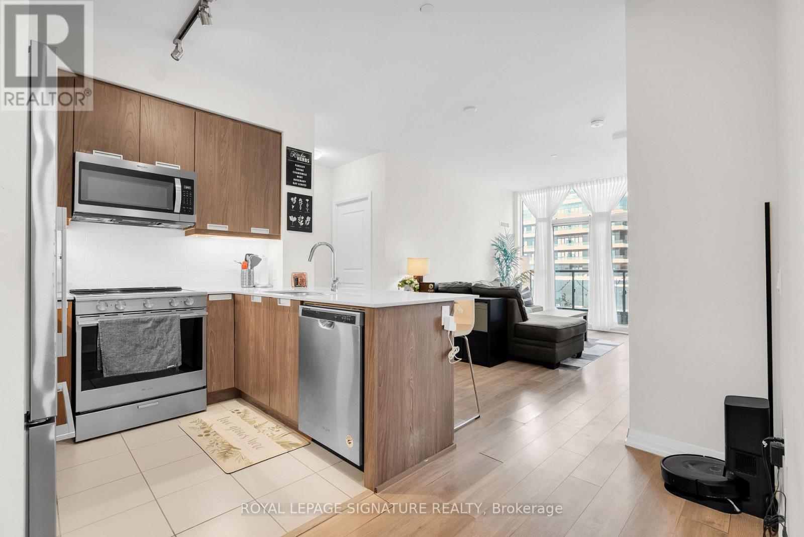 #218 35 WATERGARDEN DRIVE - Image 4