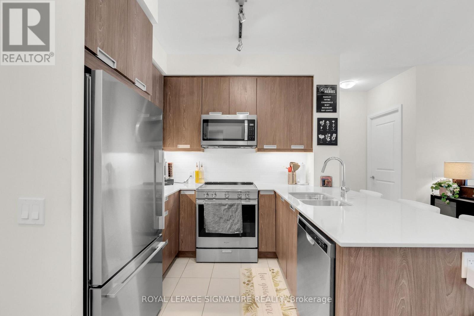 #218 35 WATERGARDEN DRIVE - Image 5