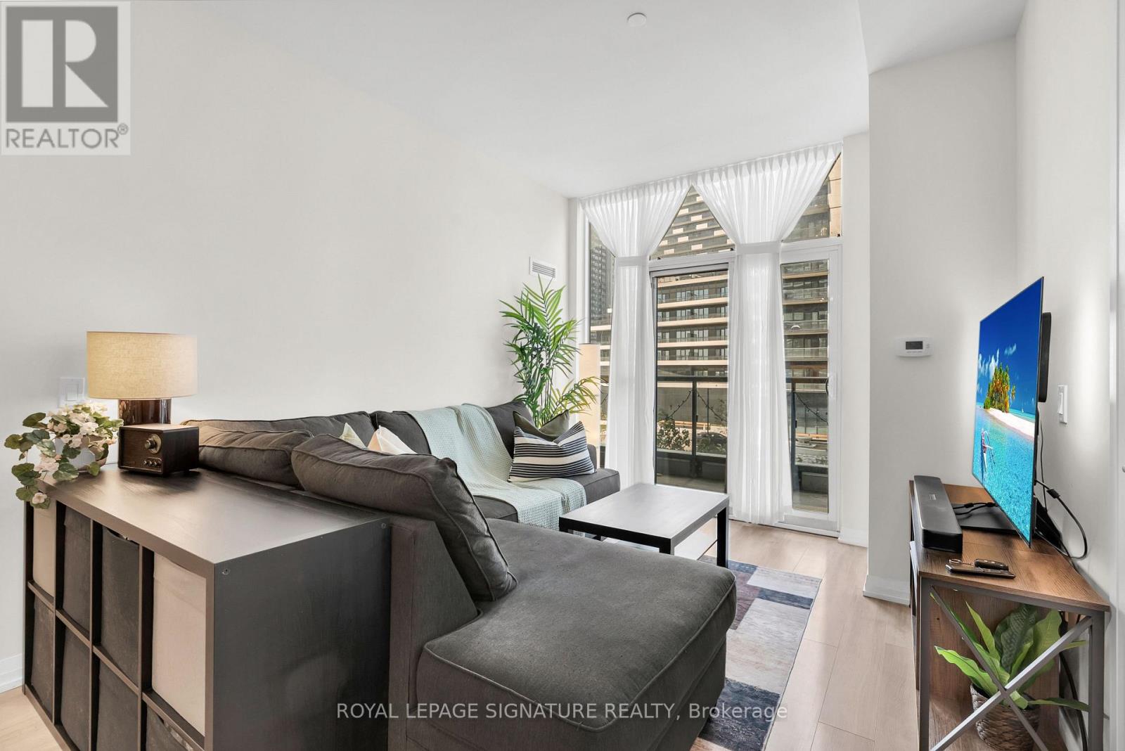 #218 35 WATERGARDEN DRIVE - Image 9