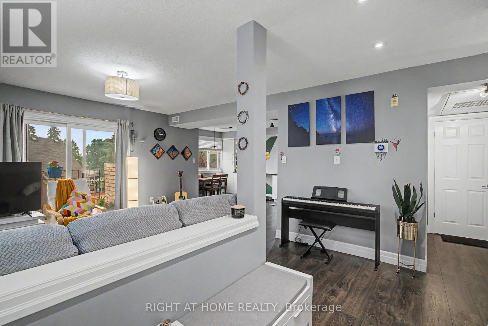 #403 1522 KING STREET E - 10