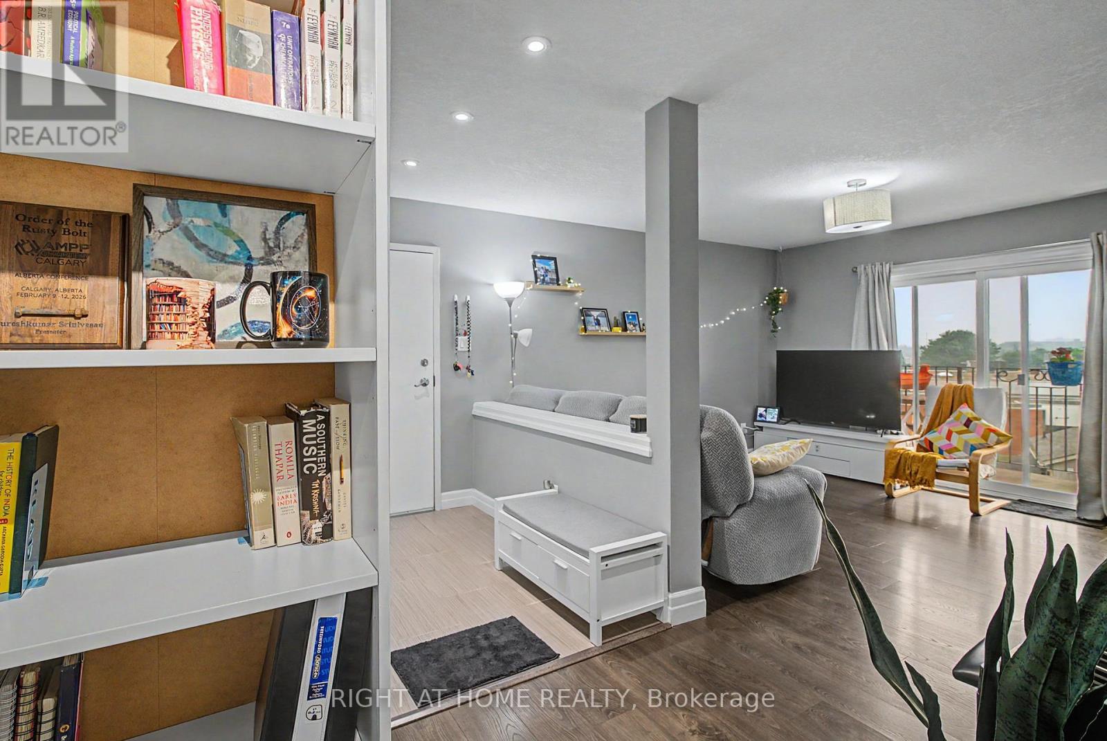 #403 1522 KING STREET E - 11