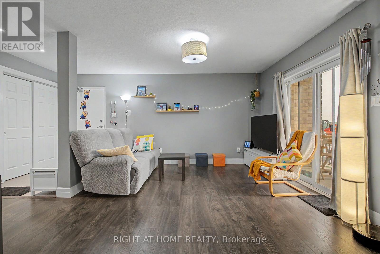 #403 1522 KING STREET E - 12