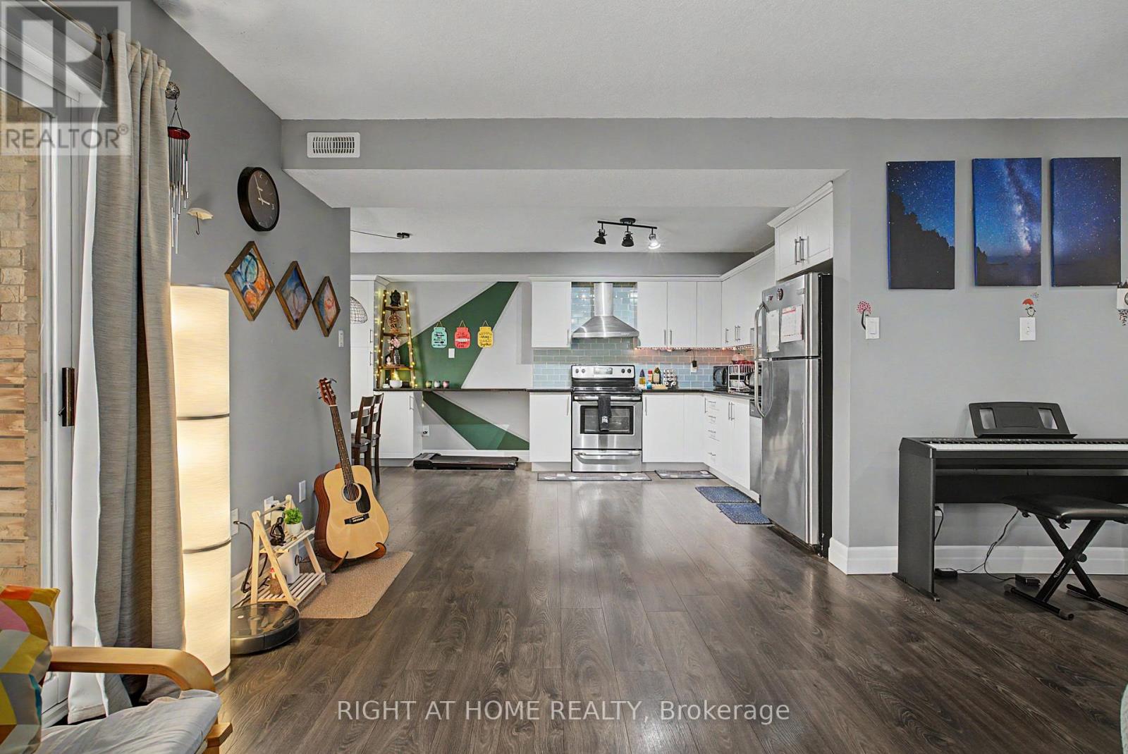 #403 1522 KING STREET E - 15