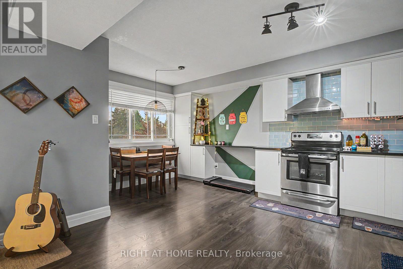 #403 1522 KING STREET E - 16