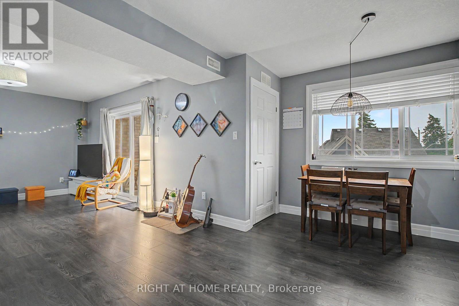 #403 1522 KING STREET E - 19