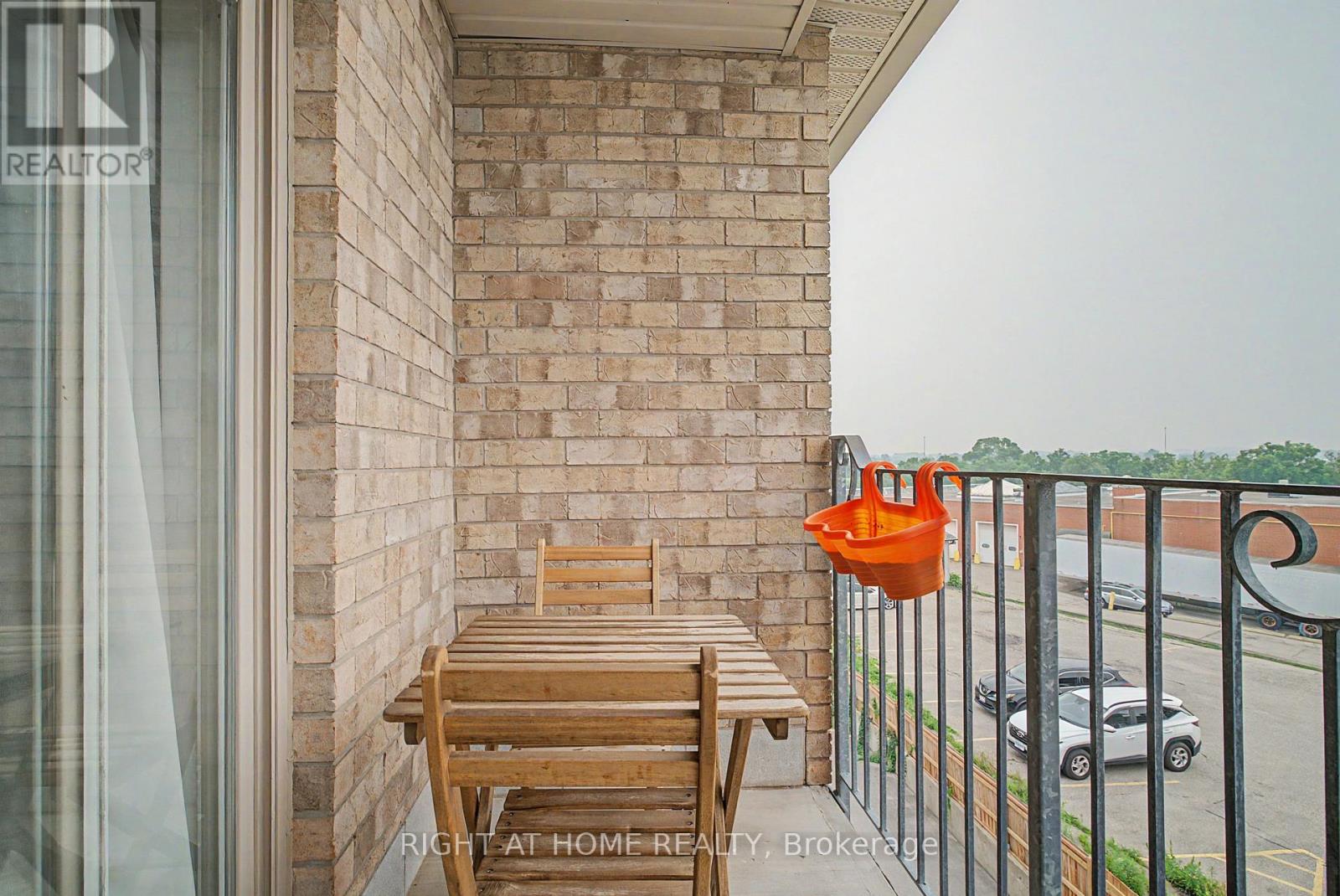 #403 1522 KING STREET E - 22