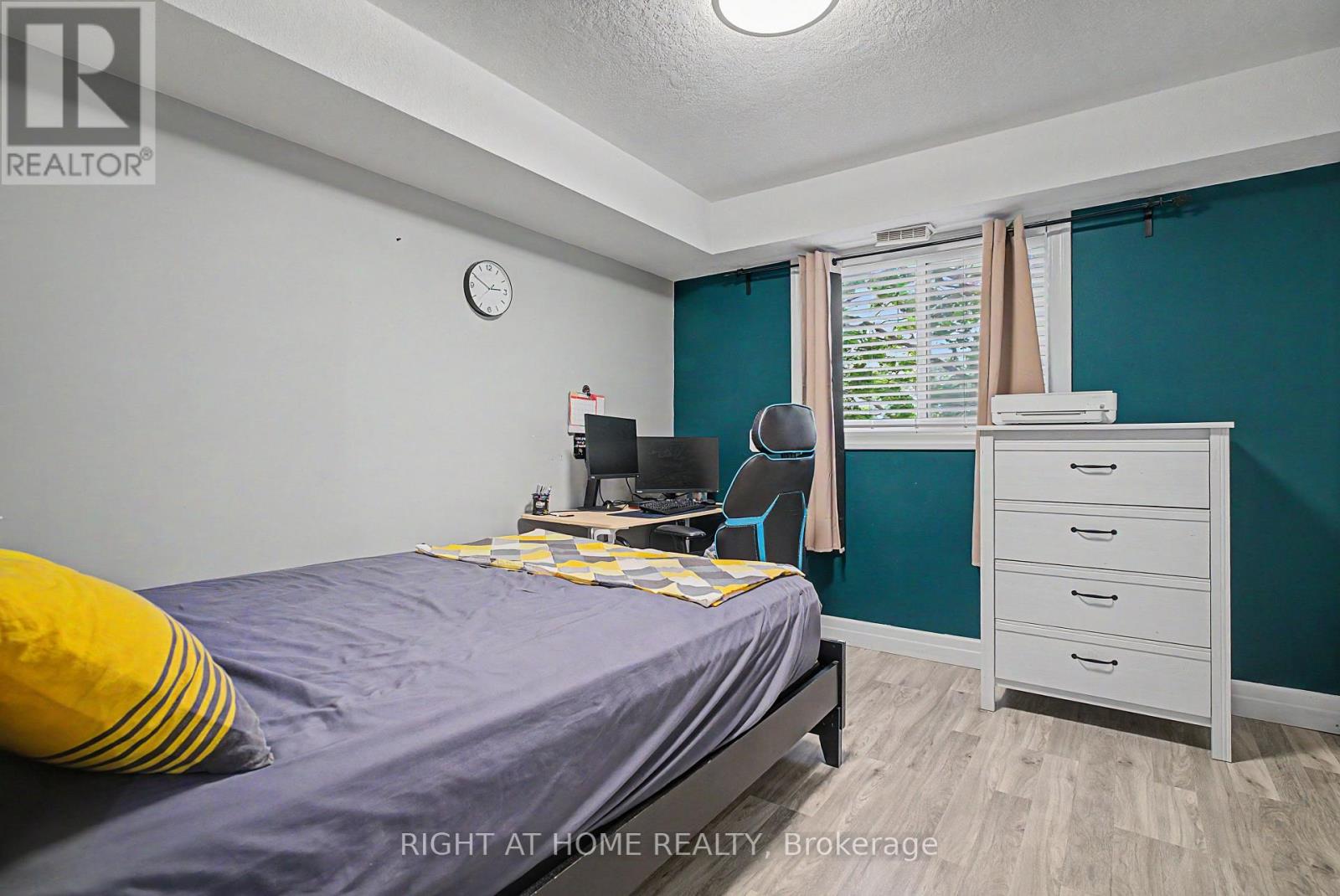 #403 1522 KING STREET E - 24