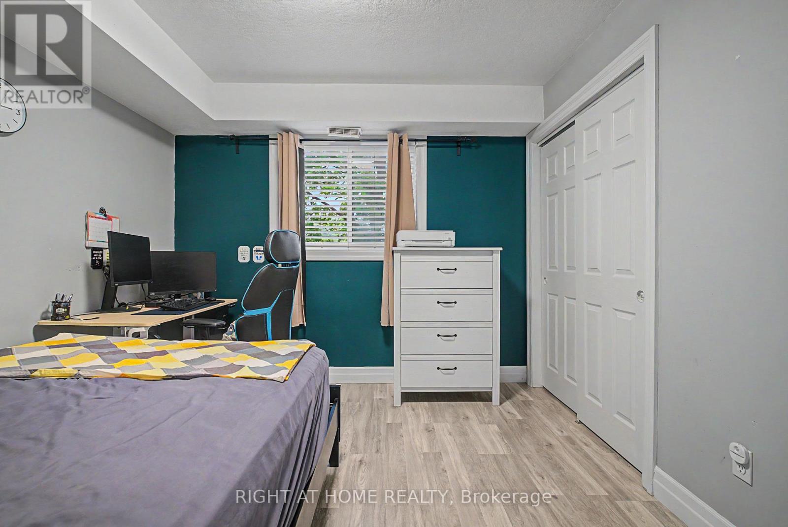 #403 1522 KING STREET E - 25