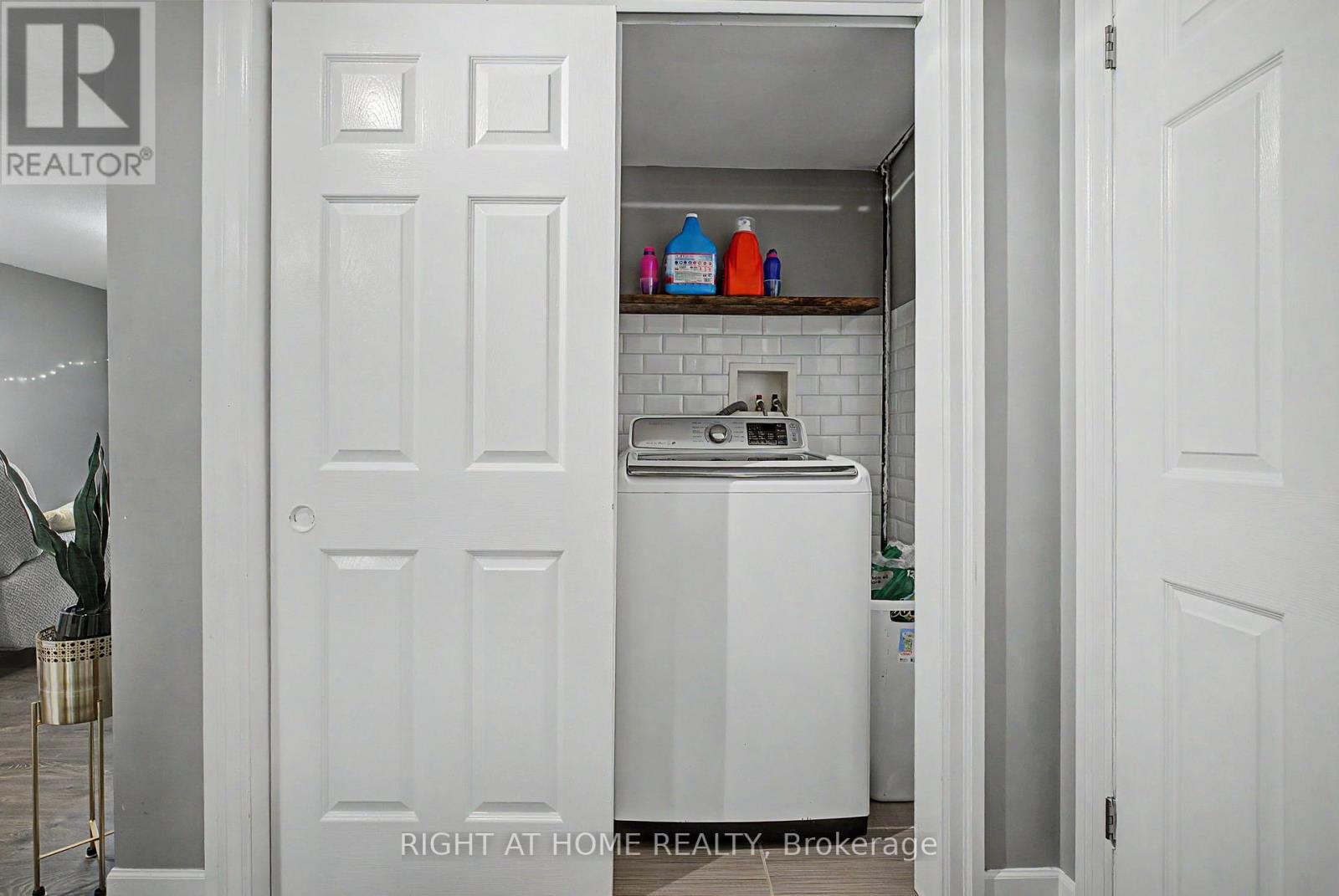 #403 1522 KING STREET E - 27