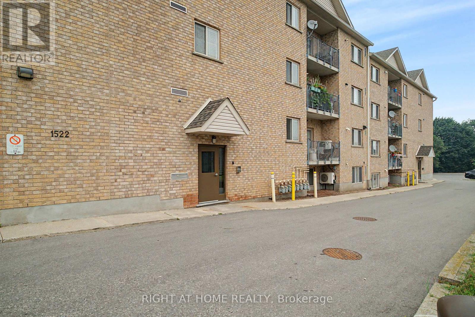 #403 1522 KING STREET E - 4