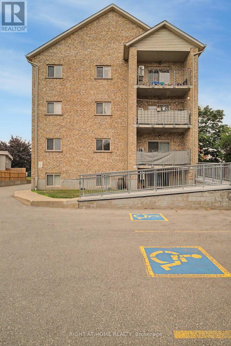 #403 1522 KING STREET E - 6