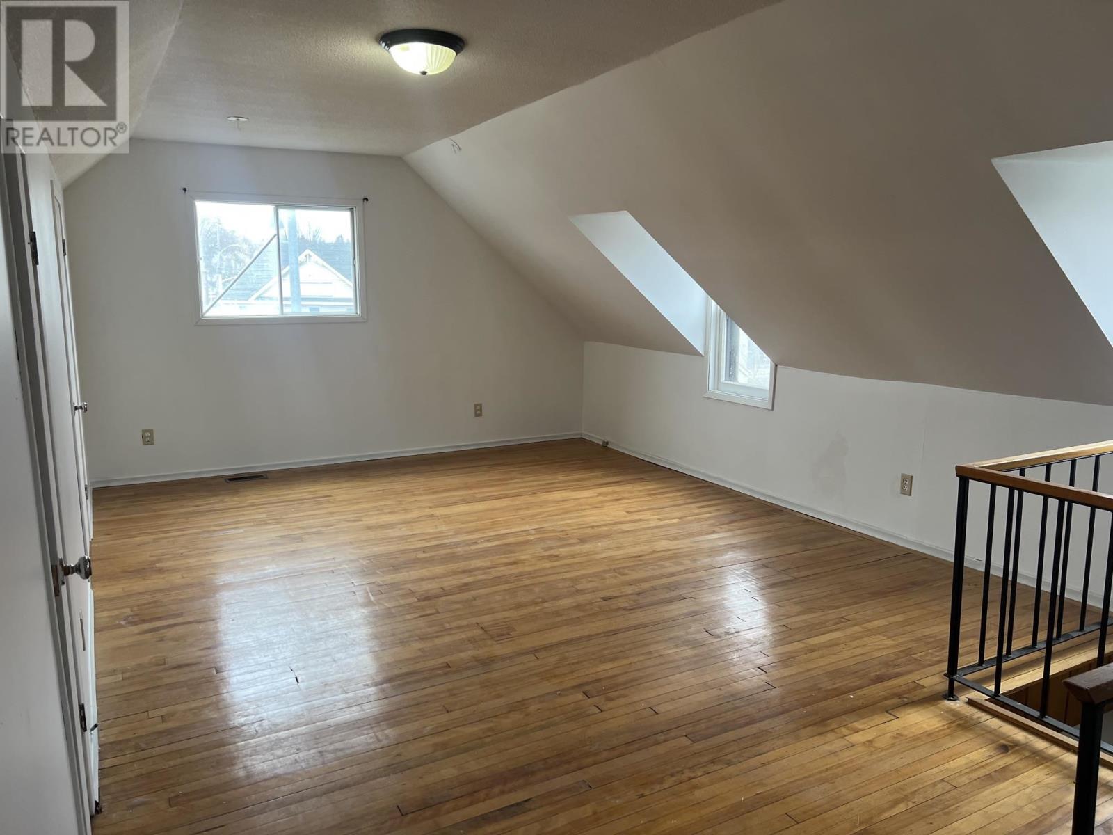 209 Wellington ST - 14