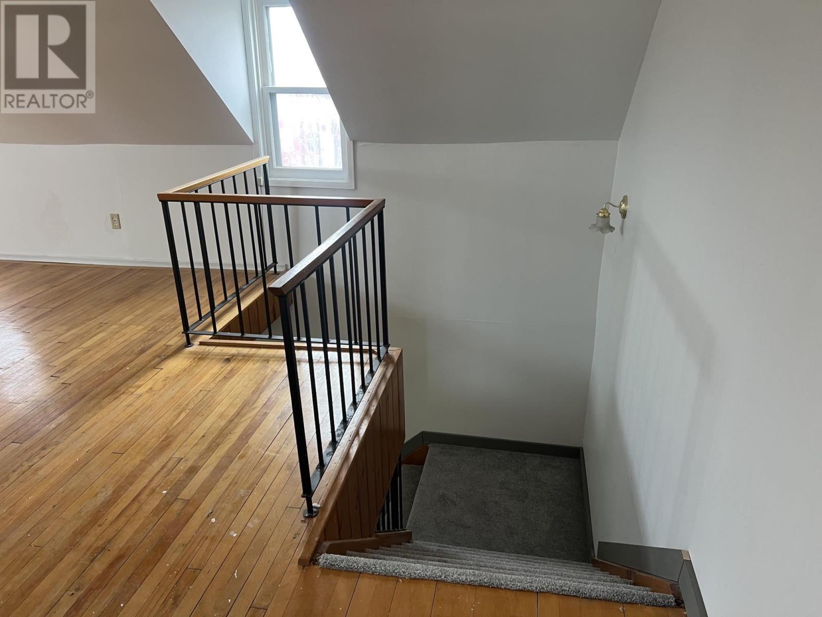 209 Wellington ST - 13