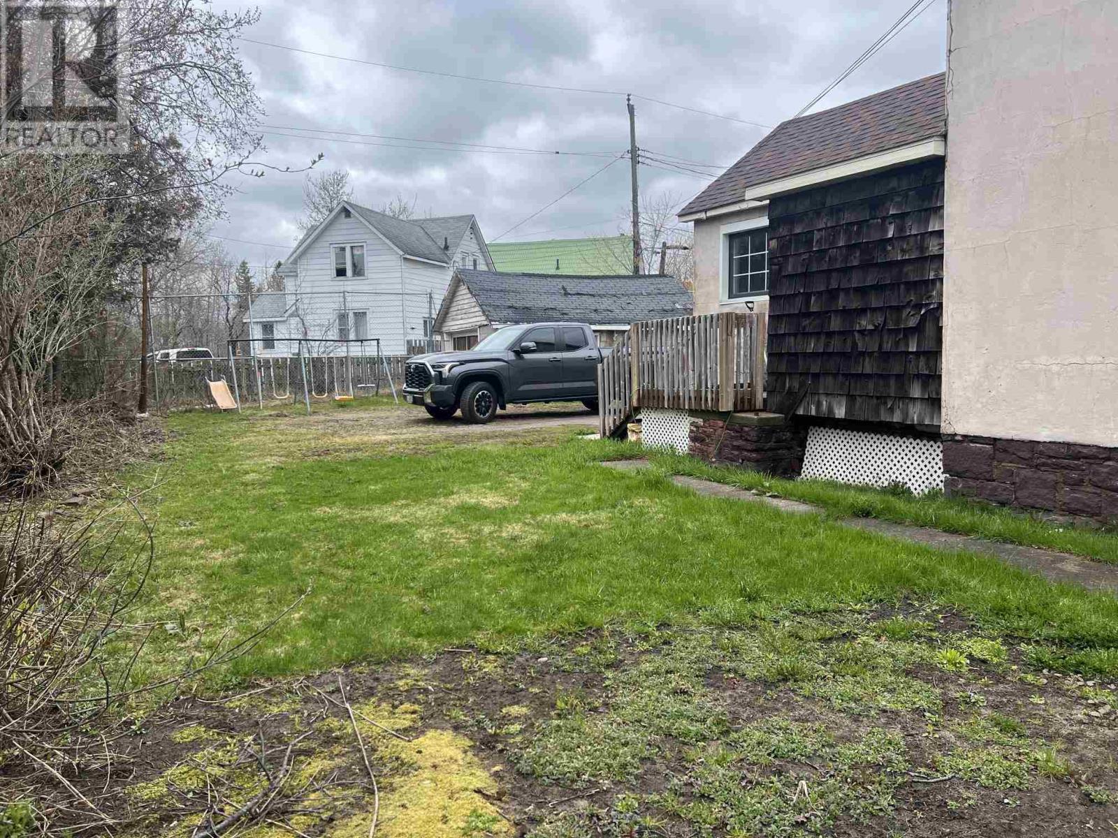 209 Wellington ST - 4