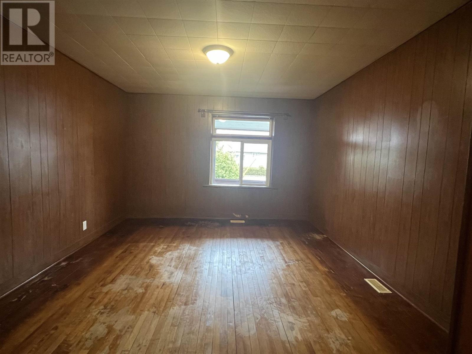37 Hawkins ST - 14
