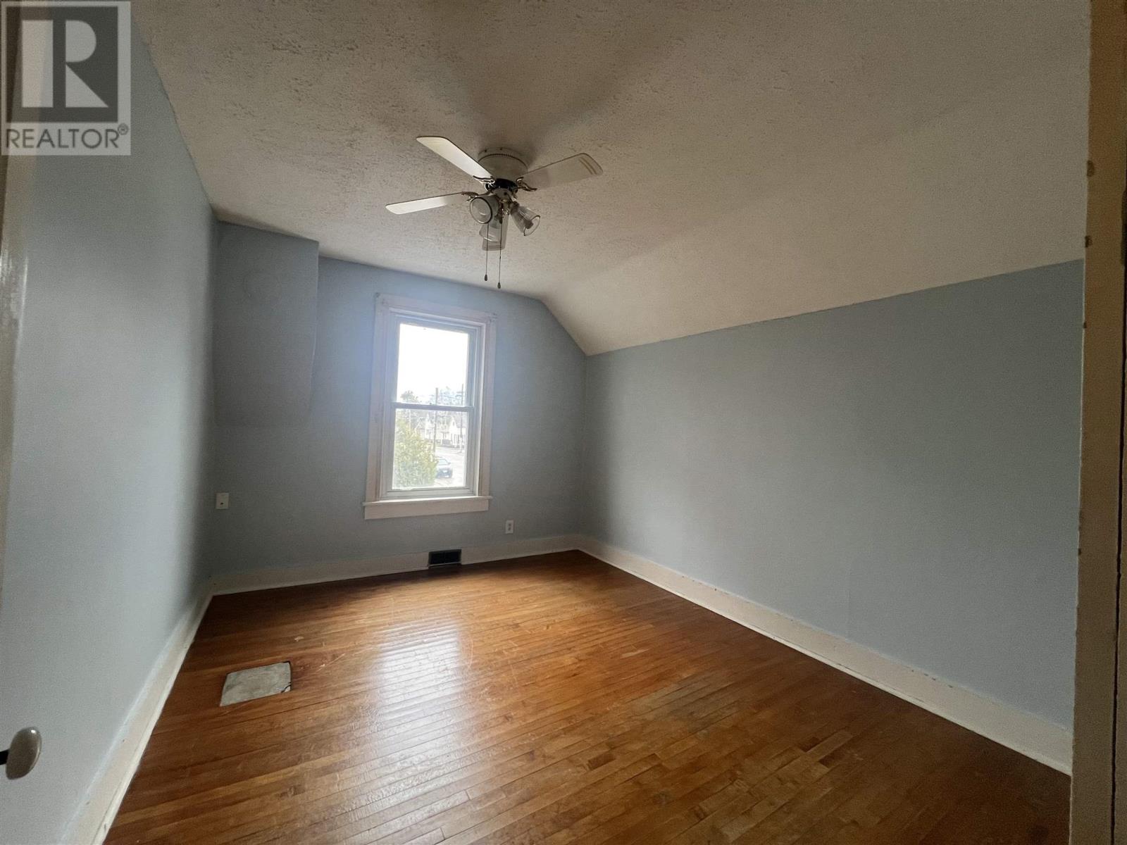 37 Hawkins ST - 25