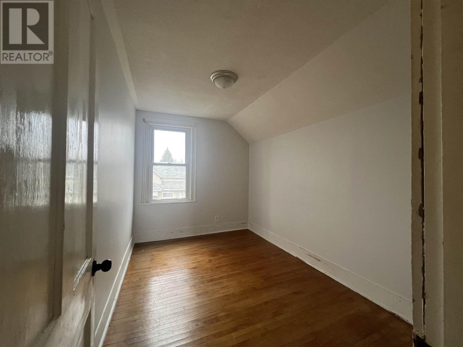 37 Hawkins ST - 26