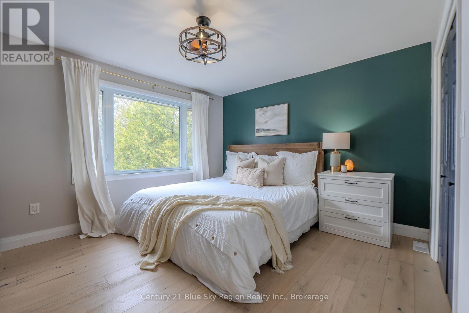 64 NINOVAN ROAD E - 20