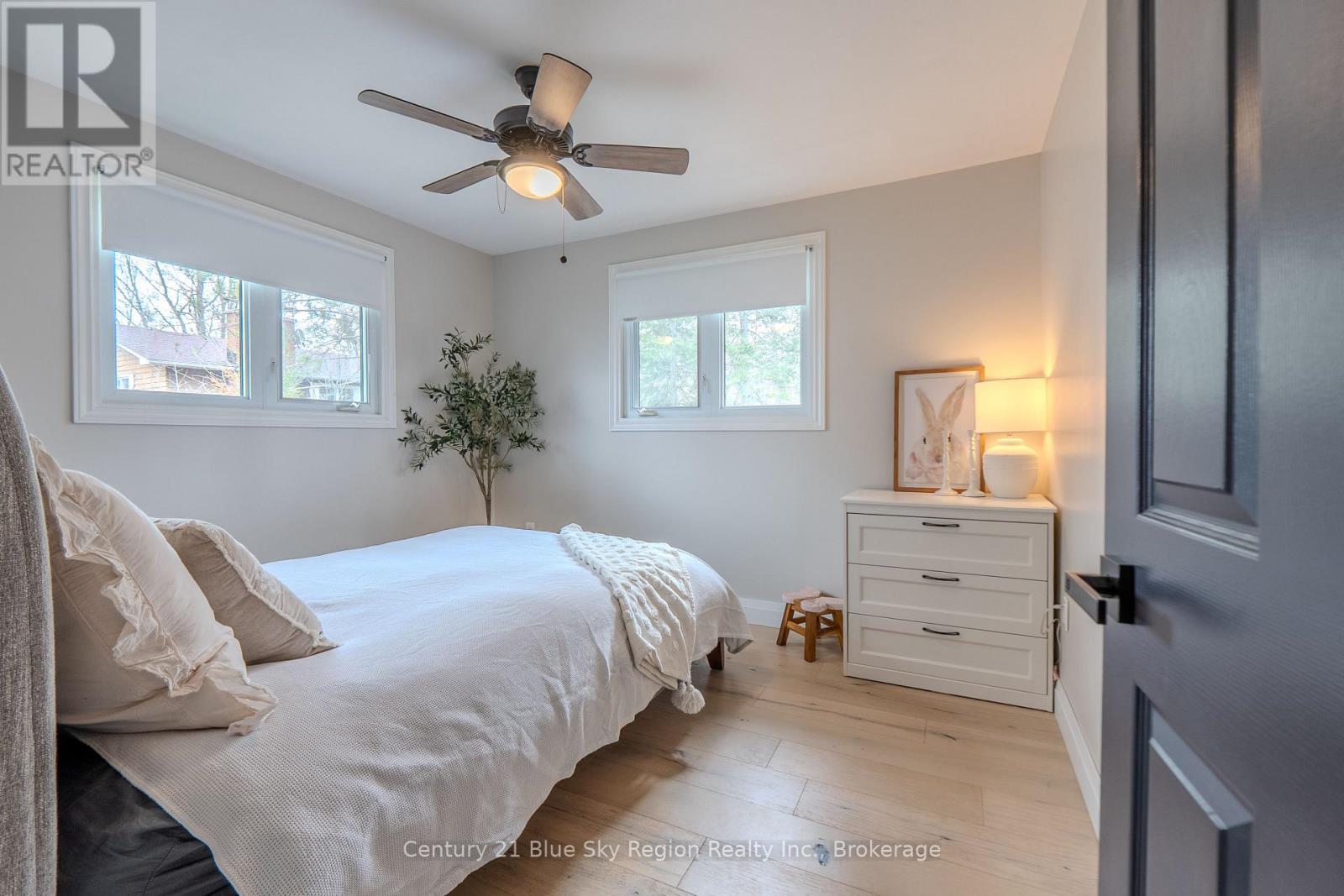 64 NINOVAN ROAD E - 22