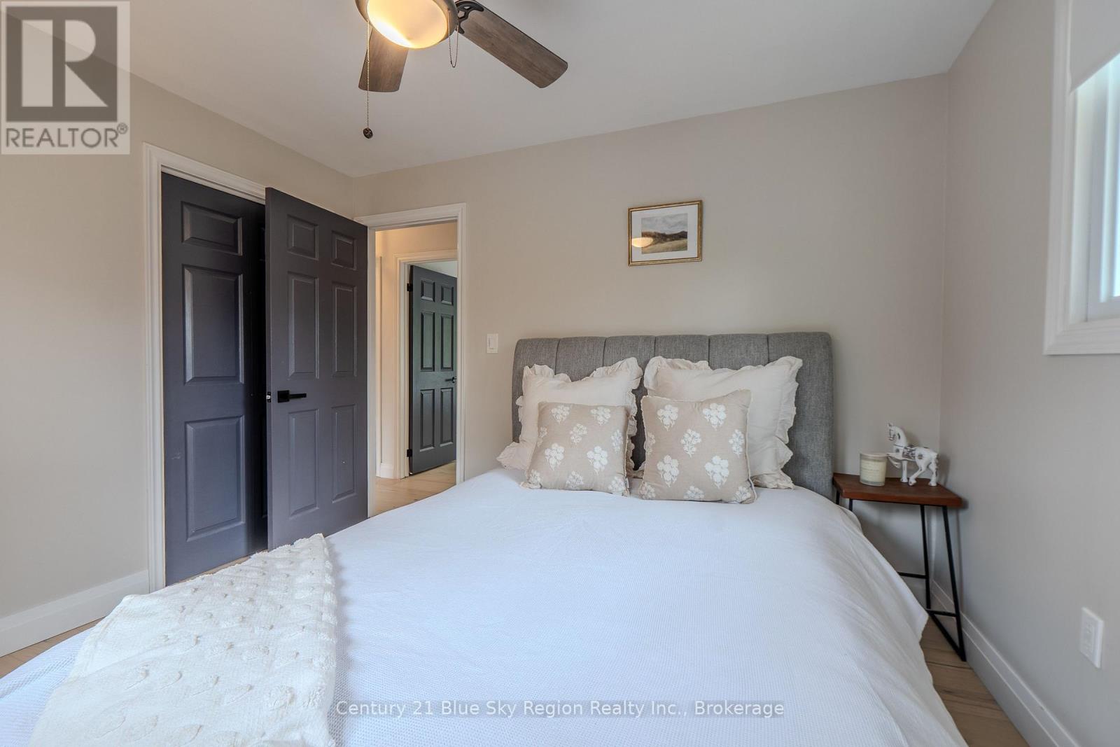 64 NINOVAN ROAD E - 26