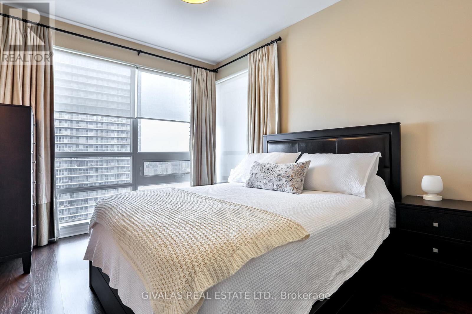 #2110 30 HERONS HILL WAY - 22