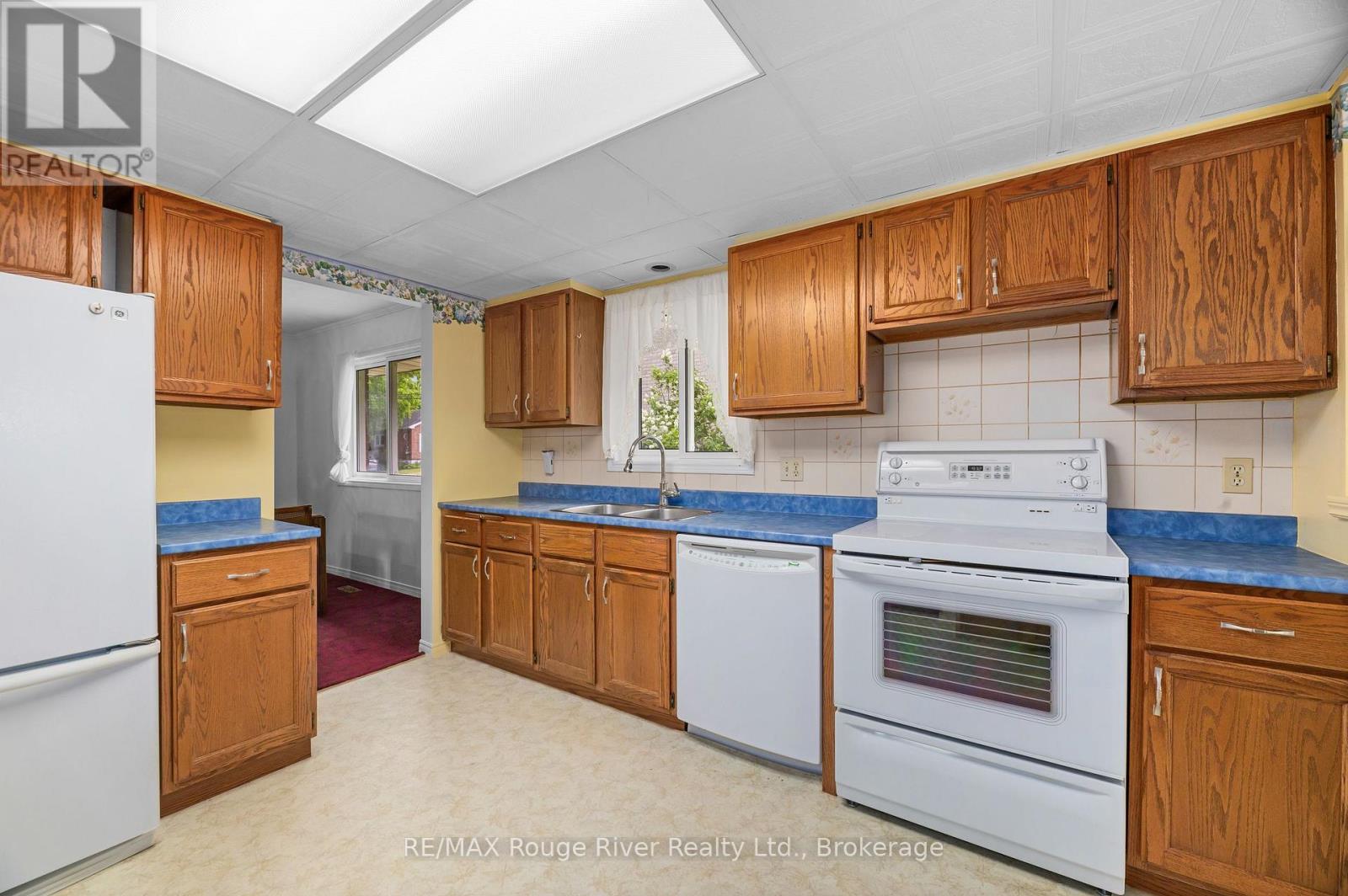 59 1/2 VICTORIA AVENUE N - 16