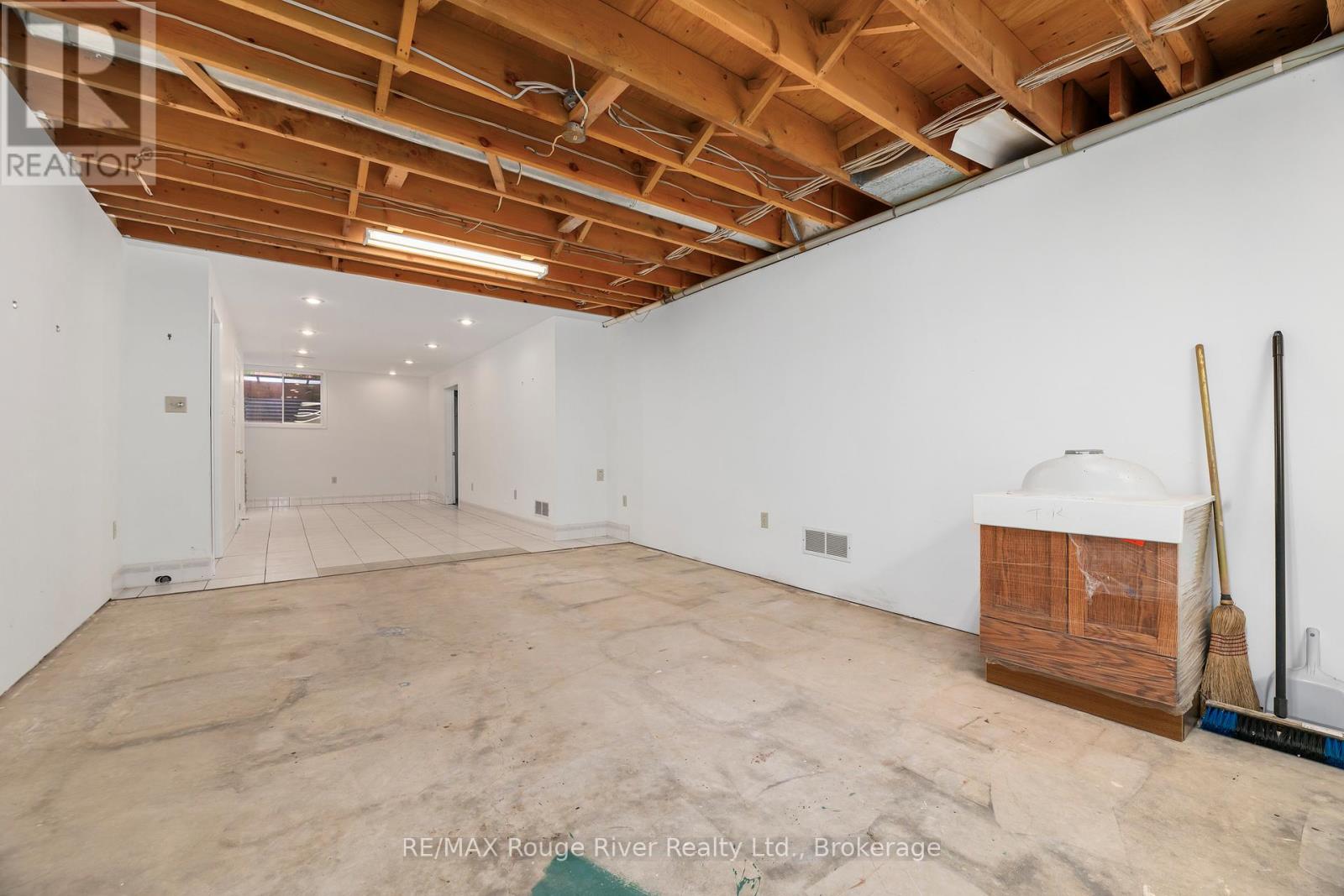 59 1/2 VICTORIA AVENUE N - 29