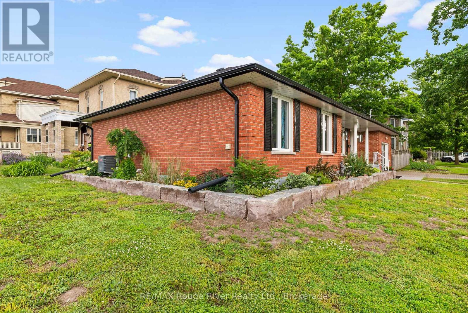 59 1/2 VICTORIA AVENUE N - 3
