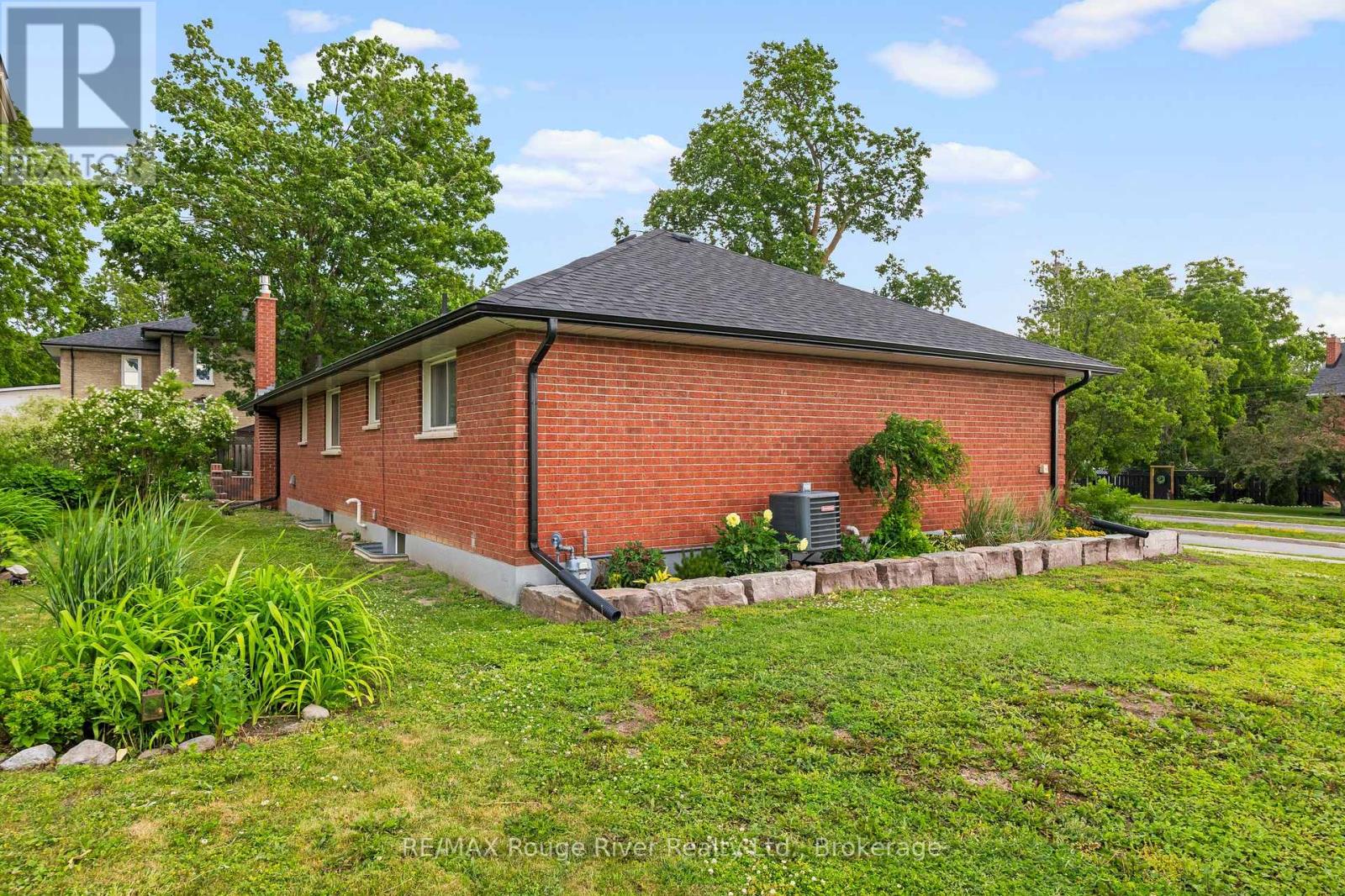 59 1/2 VICTORIA AVENUE N - 5