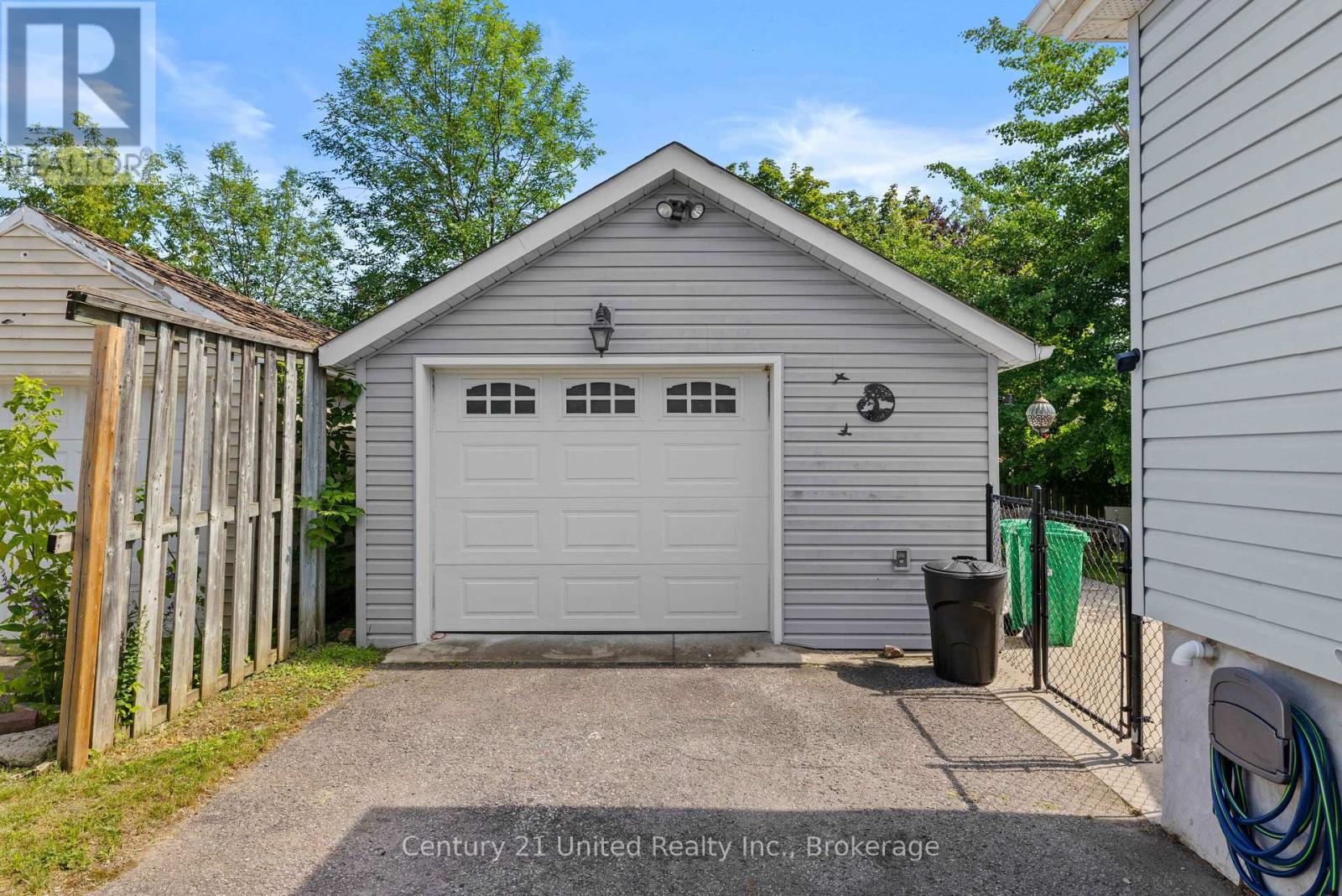 525 HOWDEN STREET - 3